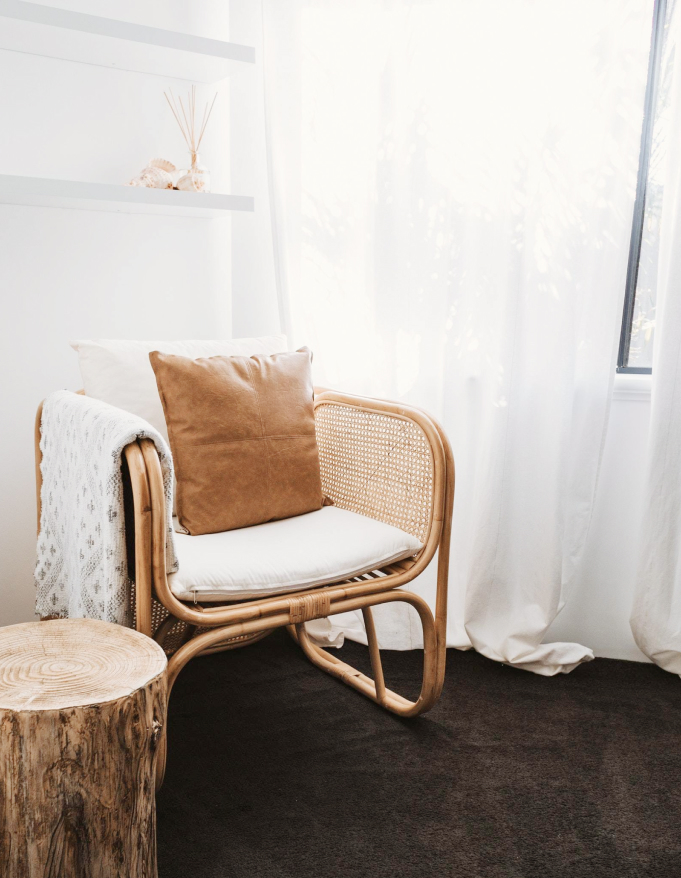 Черный диван